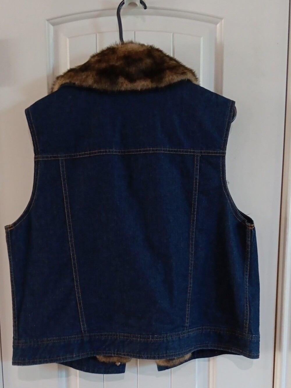Valerie Stevens Dark Blue Denim Vest with Brown Faux Fur Collar - Picture 4 of 6
